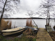 Fischerboot am Ufer: Der Schmollensee auf Usedom.