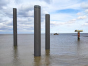 Neue Pfosten im Meer: Seebrckenbau im Ostseebad Koserow.