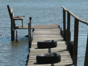 Fischerhafen von Neeberg: Ruhepltzchen ber dem Wasser.