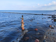 "Trollsteenen": Steinstapel am menschenleeren Ostseestrand.