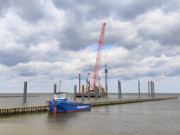 Schwimmendes Gert: Bau der neuen Seebrcke des Ostseebades Koserow.