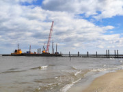 Neue Seebrücke von Koserow: Säulen werden gesetzt.