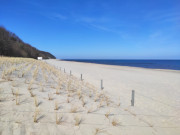 Mittag und perfektes Frhlingswetter: Menschenleerer Ostseestrand.