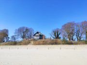 Meerblick: Ferienhaus auf der beginnenden Steilkste von Stubbenfelde.