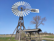 "Erneuerbare Energie": Windbetriebenes Schpfwerk im Thurbruch.