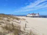 Seebrcke: Einsamer Strand des Ostseebades Ahlbeck.