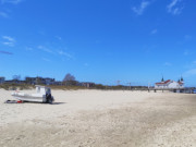 Ruhepause im Windschatten: Wenige Strandbesucher in Ahlbeck.