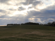 Es wird khler: Dunkle Wolken ziehen ber das Loddiner Hft.