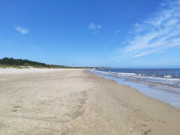 Blick zu den Usedomer Kaiserbdern: Menschenleerer Strand.