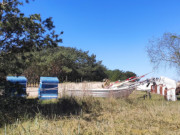 Nicht bentigt: Strandkrbe und Fischerboot in der Dne am Strand.