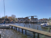 Hölzerne Klappbrücke: Fischereihafen in Wieck bei Greifswald.