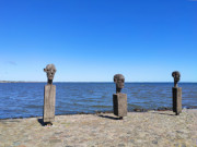 Dnische Wieck bei Greifswald: Eichenstatuen am Wasser.