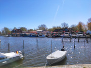 Wieck bei Greifswald: Ferienhuser, Sportboote und Fischruchereien.