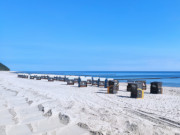 Morgendliche Einsamkeit: Strandkrbe auf dem Klpinseer Strand.