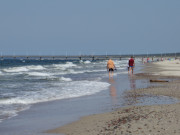 Ostseebad Zinnowitz: Strandwanderer und Seebrcke.