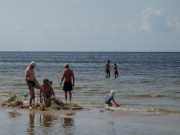 Klares Ostseewasser: Wind, Wellen und Strandsand auf Usedom.