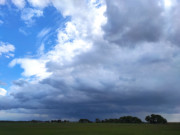 Dunkle Wolken: Flaches Land hinter dem Achterwasserdeich.