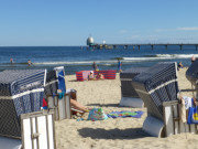 Zinnowitz im Usedomer Inselnorden: Strandkrbe, Seebrcke und Tauchgondel.