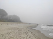 Blick nach Klpinsee: Usedomer Ostseestrand im Nebel.