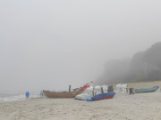 Seenebel: Fischerboote auf dem Strand von Stubbenfelde.