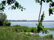 Winzige Sandstrnde am Achterwasser: Usedomer Halbinsel Gnitz.