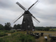 Hollnderwindmhle zu Benz: Dunkle Wolken ziehen ber Usedom.