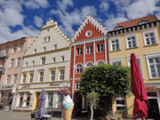 Schnwetterwolken und Sonnenschein: Markt in der Greifswalder Altstadt.