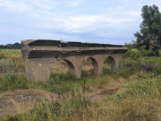 "Viadukt": Ruinen von Lagerbunkern in den Peenewiesen.