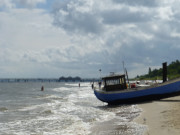 Fischerboot auf dem Sandstrand: Urlaub auf Usedom.