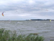 Kiter und Surfer: Das Achterwasser an der Inselmitte Usedoms.