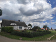 Fischerhuser oberhalb des Hafens: Seebad Zempin auf Usedom.