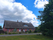 Bauernhaus mit Fledermausgaube: Prtenow im Usedomer Haffland.