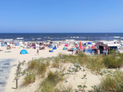 Gut besucht: Am Hauptstrandzugang von ckeritz auf Usedom.