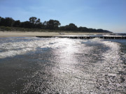 Im Gegenlicht: Ostseewasser am Strand des Seebades Zempin auf Usedom.
