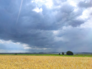 Zwischen Zinnowitz und Zempin: Wolken ber dem Achterwasser.