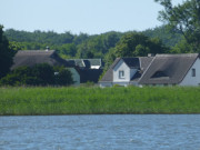 Idyll am Achterwasser: Rohrgedeckte Fischerhuser im Seebad Zempin.