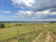 Feldweg herab an Achterwasser und Melle: Halbinsel Loddiner Hft.