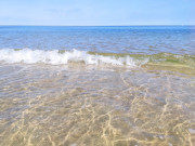 Klares Ostseewasser: Kleine Wellen am Strand von Stubbenfelde.