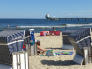 Am Strand des Ostseebades Zinnowitz: Seebrcke und Tauchgondel.