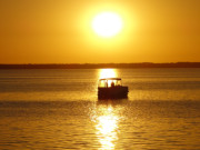 Urlaub auf dem Wasser: Boot auf dem Achterwasser im Sonnenlicht.