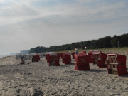 Strandkrbe am Strand von Klpinsee: Morgendliche Einsamkeit.