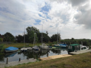 Segelboote im Hafen von Stolpe: Wassersport auf dem Haff.