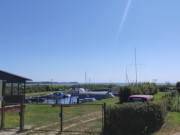 Koserower Hafen am Achterwasser: Vereinshaus und Segelboote.