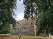 Benz im Usedomer Hinterland: Die Dorfkirche und der Kirchhof.