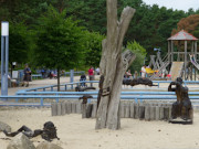 Am Ostseestrand: Holzskulpturen auf der Strandpromenade von Trassenheide.