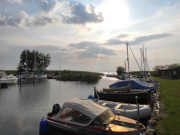 Nachmittagssonne am Hafen Loddin: Inselmitte Usedoms.