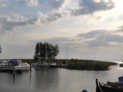 Naturhafen Loddin: Fischer- und Sportboote am Achterwasser.