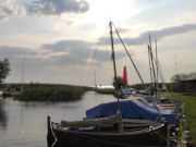 Zurck vom Achterwasser: Ein Segelboot fhrt in den Hafen Loddin.