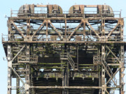 Rostiger Gigant: Umlenkrollen der Eisenbahnhubbrcke von Karnin.