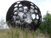 Kugel mit Butzenglsern: Im Skulpturenpark von Katzow.